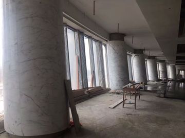 Chiny Wysokie kolumny z marmuru budynku dekoracyjne okrągłe białe kolumny z kamienia dla hotelu dostawca